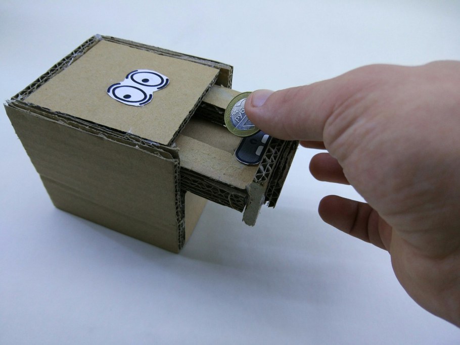 Самодельная копилка из картона