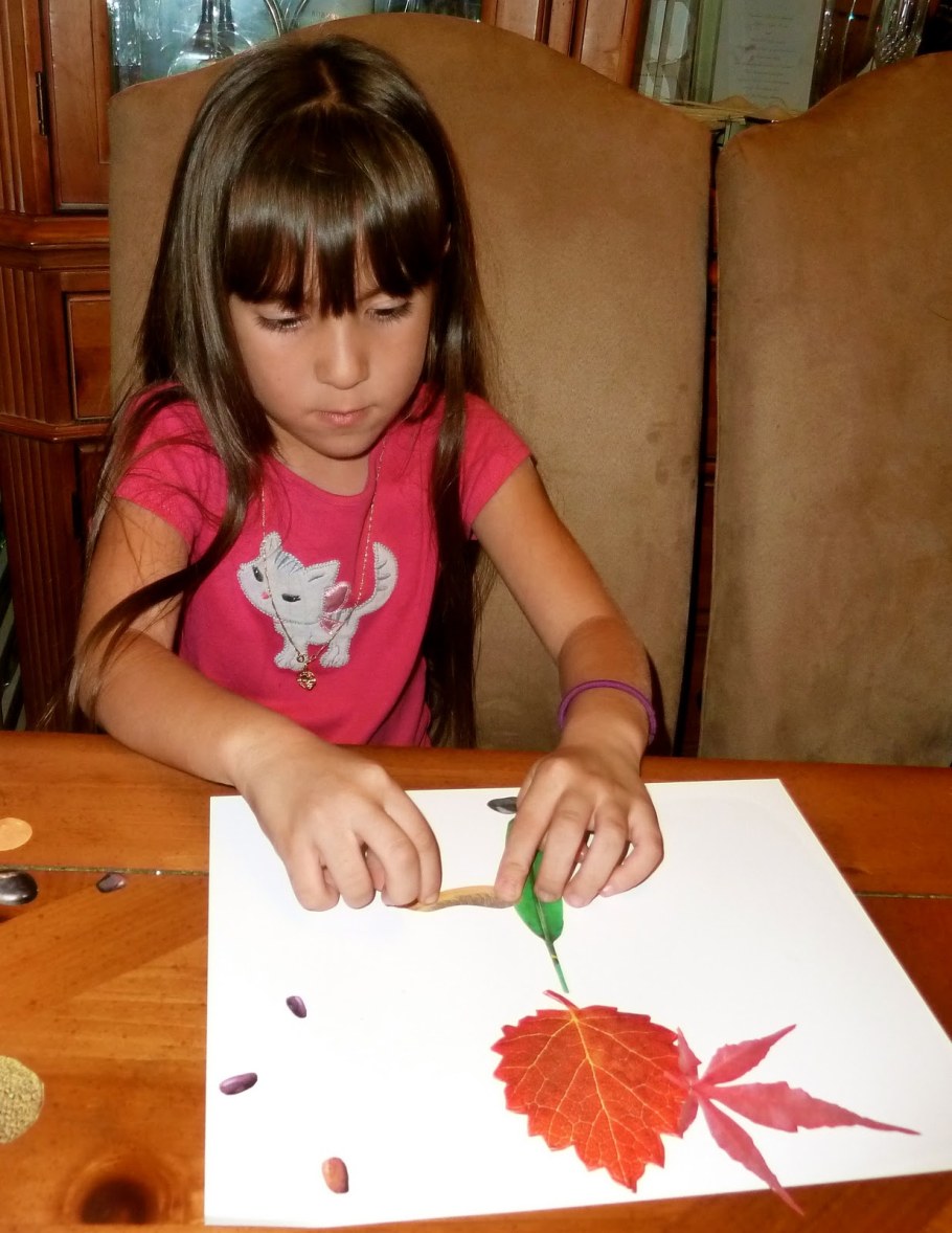 Девочка делает поделку