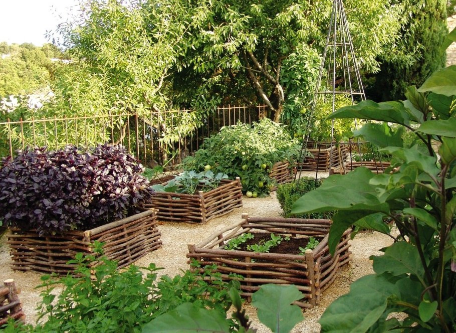 Плетеные клумбы