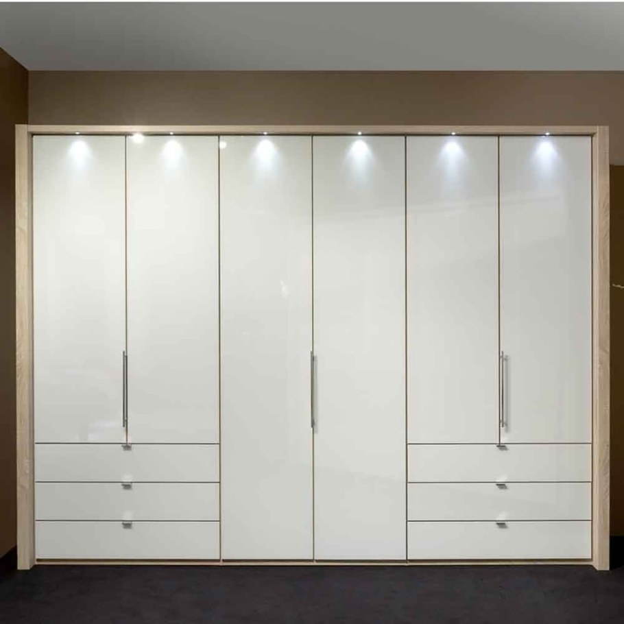 Встроенные распашные шкафы в спальню