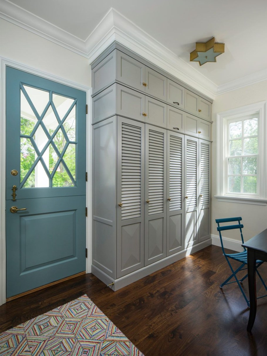 Встроенный шкаф с жалюзийными дверями