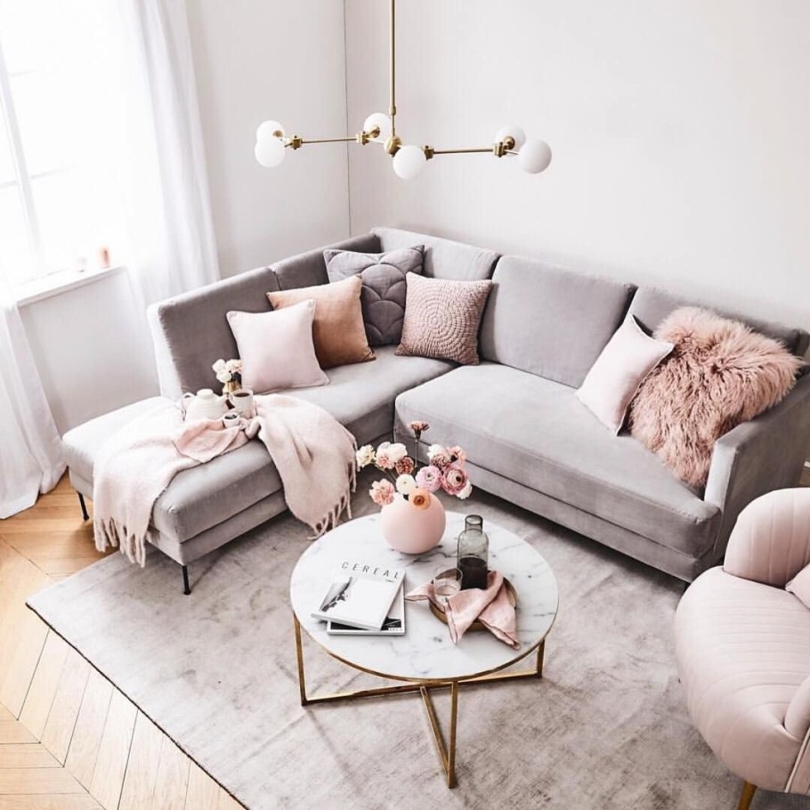 Пудрово розовый диван