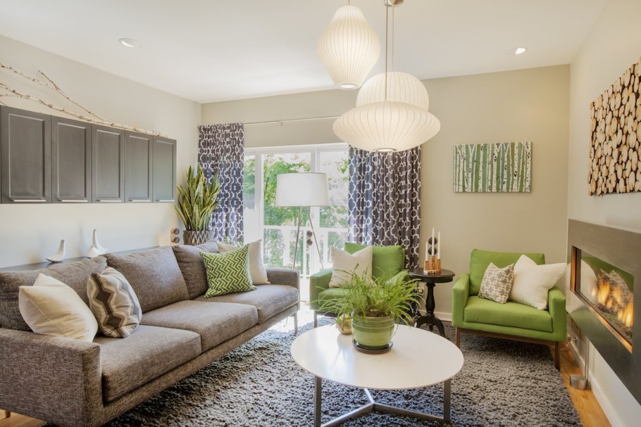 Яркие акценты в интерьере гостиной