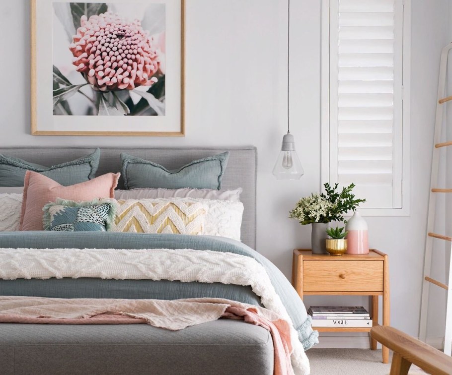 Спальня в пастельных тонах