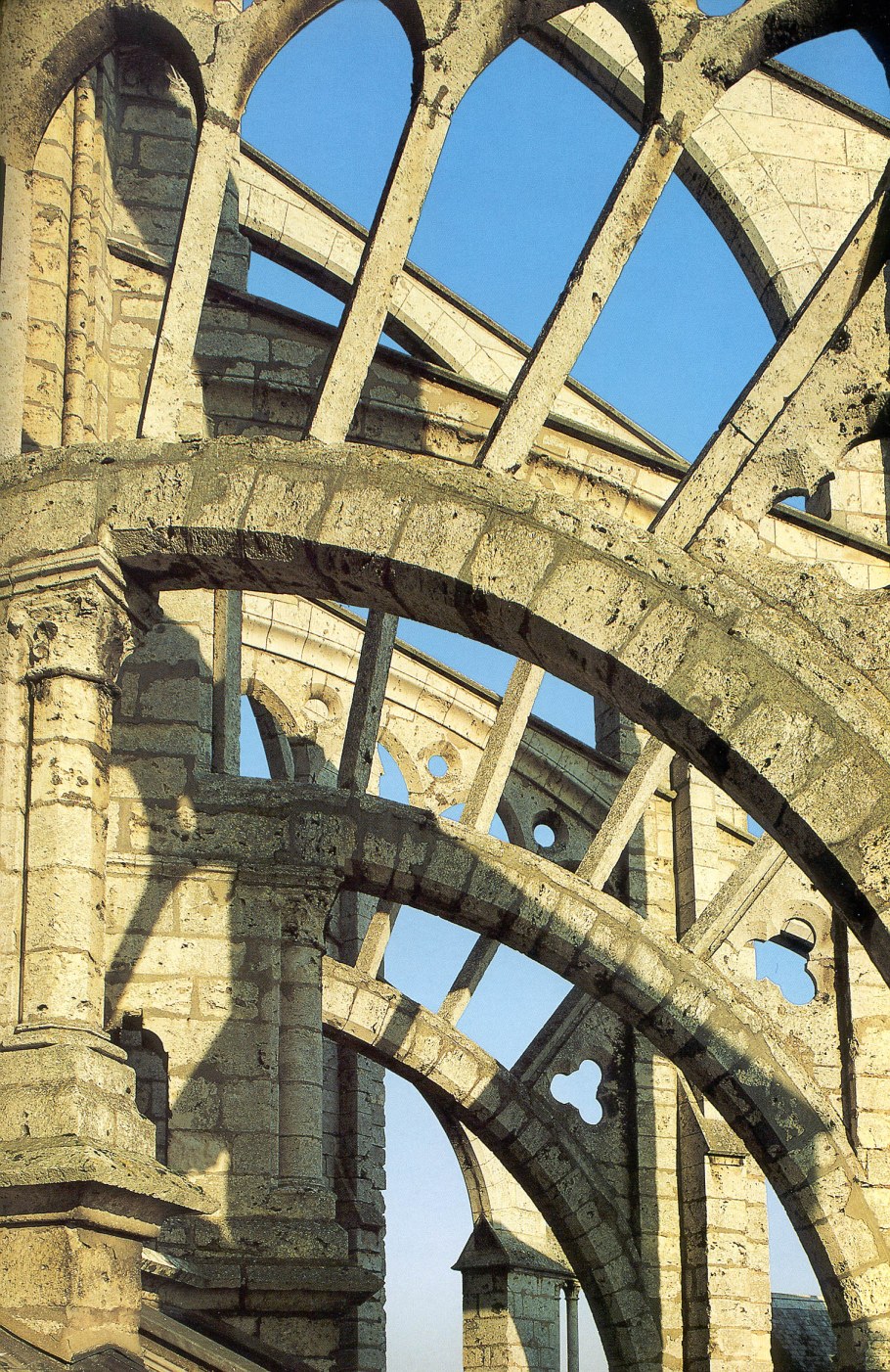 Аркбутаны и контрфорсы готического собора