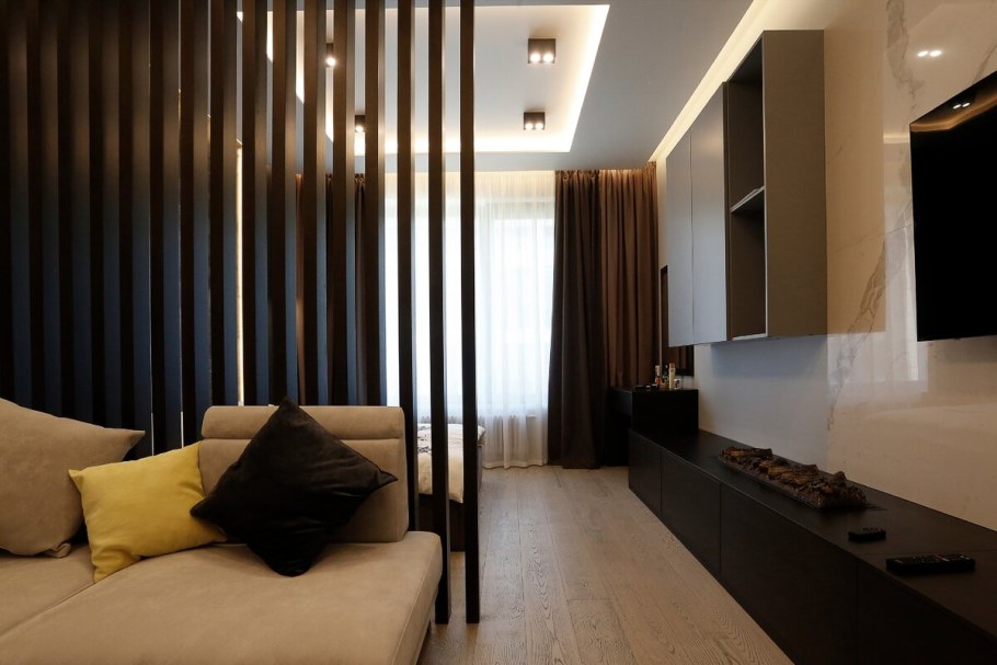 Рейки в интерьере гостиной