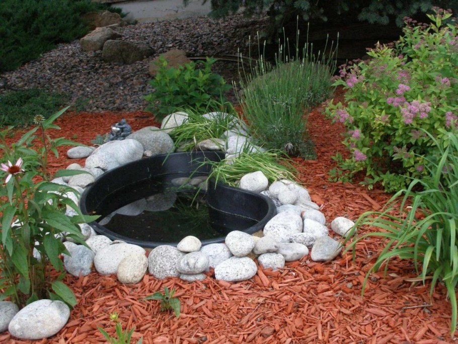 Декоративный пруд в саду