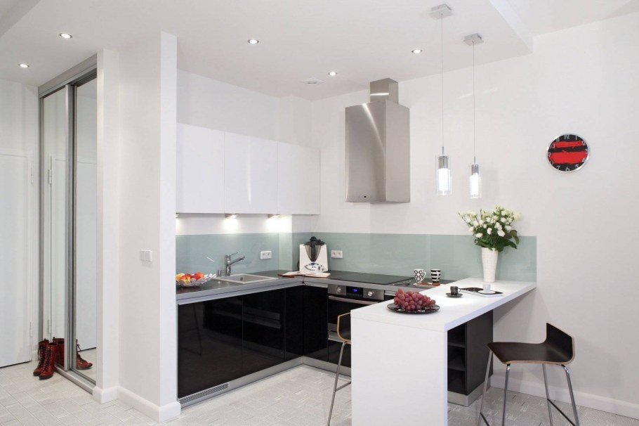 Белая кухня с барной стойкой