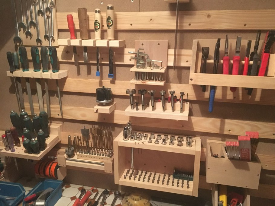 Полка для инструмента в гараже
