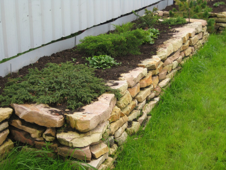 Каменный бордюр для клумбы