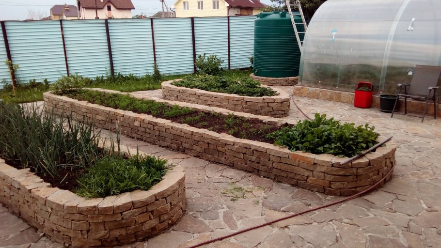 Высокая клумба из камня