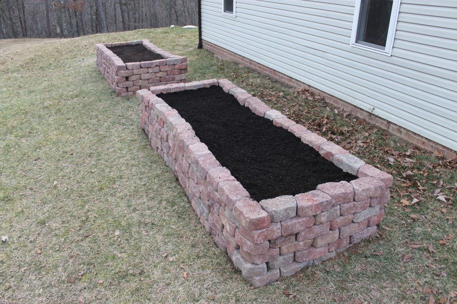 Высокие клумбы из кирпича