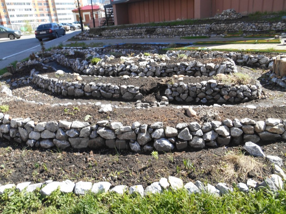 Камень для ограждения клумб