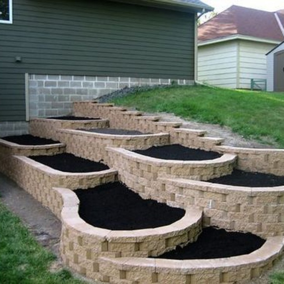 Многоярусная клумба из кирпича