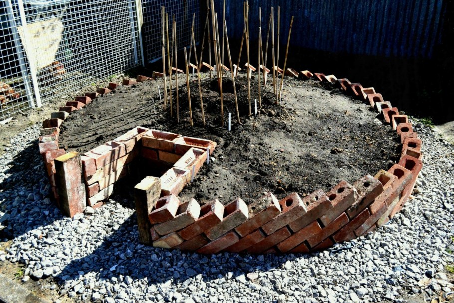 Круглая клумба из кирпича