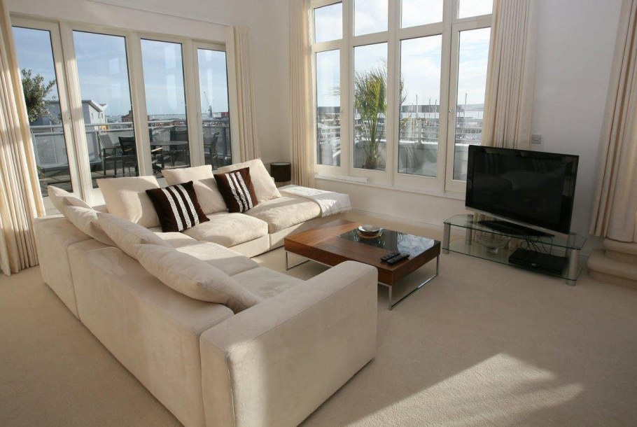 Панорамные окна в гостиной