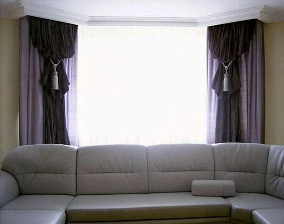 Диван около окна в гостиной