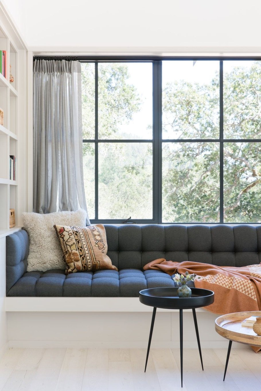 Диван вдоль окна в гостиной