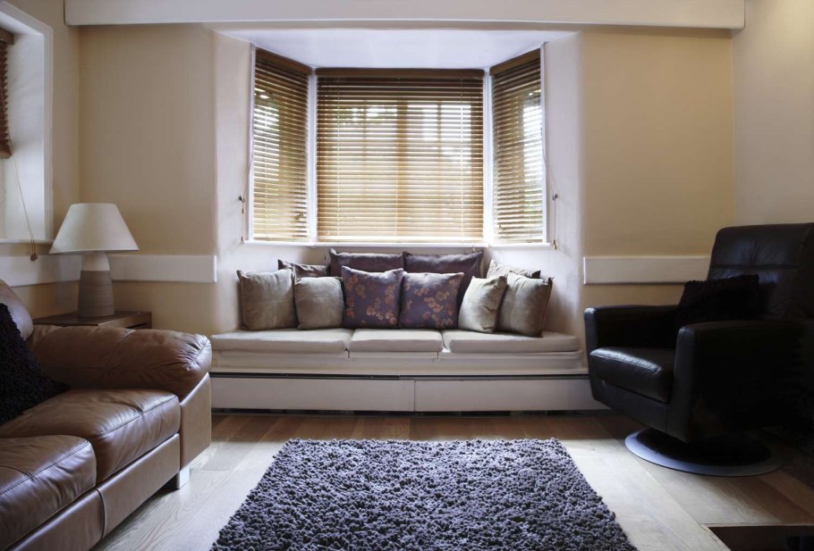 Диван около окна в гостиной