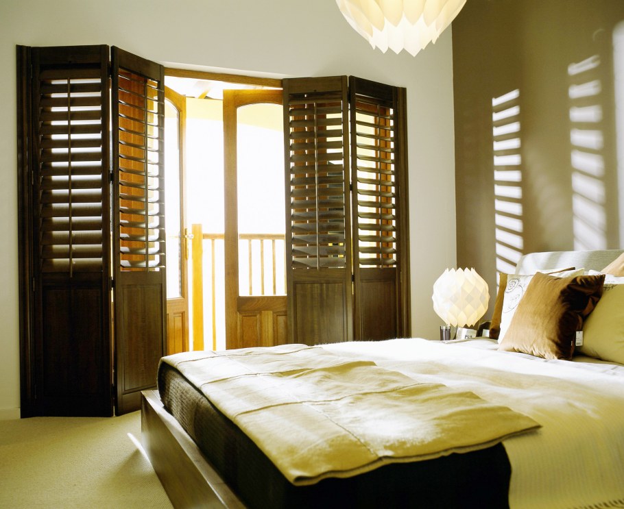 Деревянные жалюзи в спальне