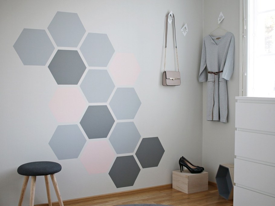 Геометрический узор на стене