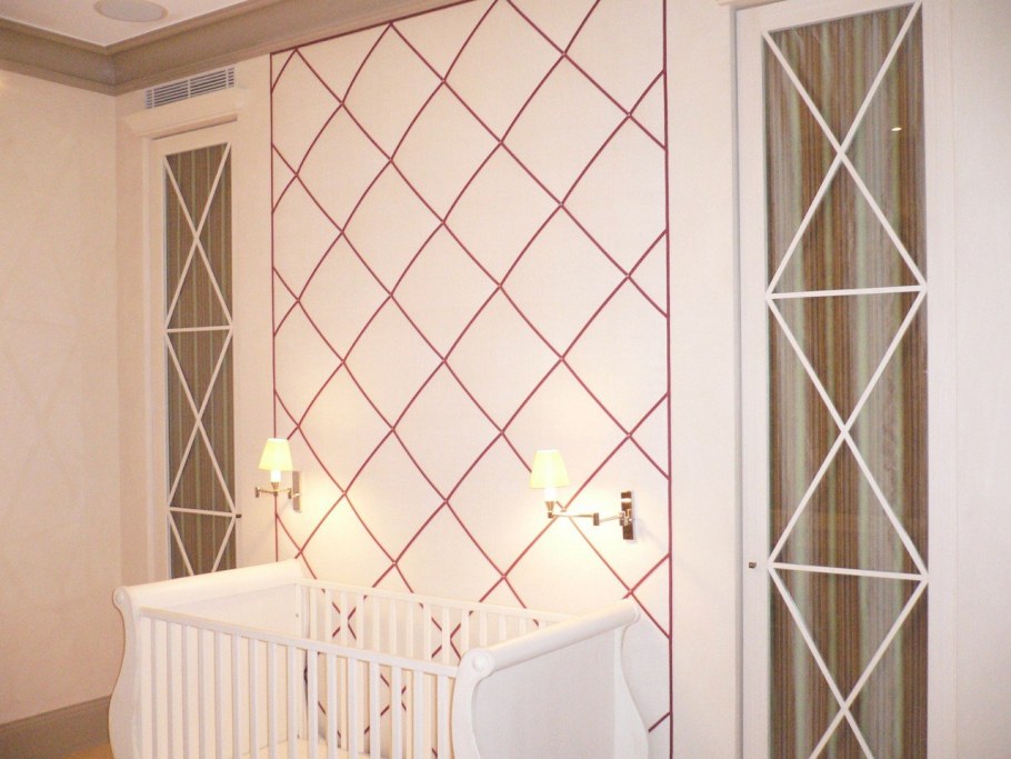 Зеркала ромбиком в интерьере на стену