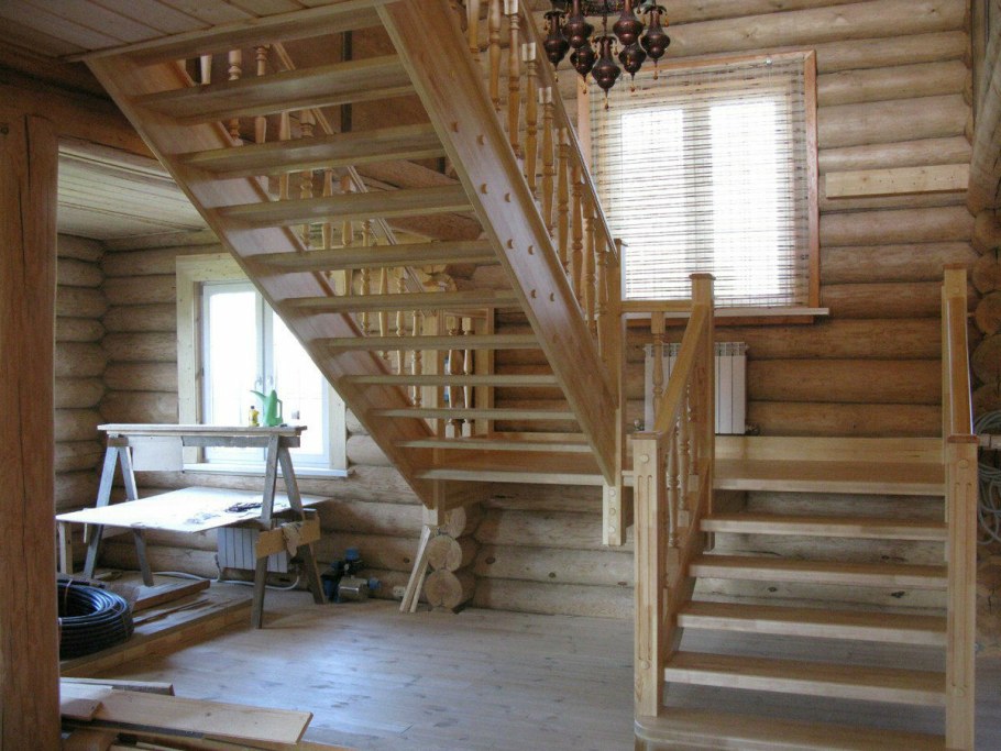 Двухмаршевая лестница на второй этаж в частном доме