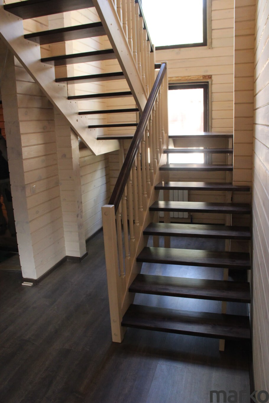Деревянная лестница с площадкой