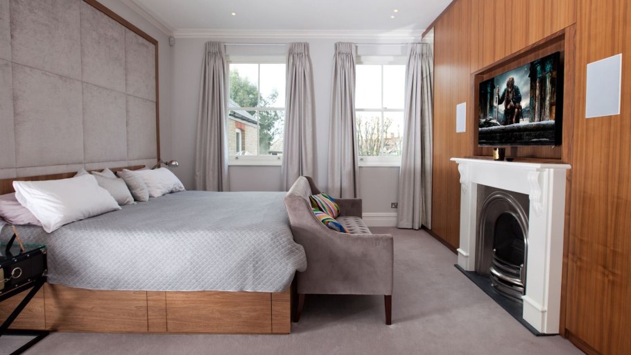 Телевизор в спальне на стене