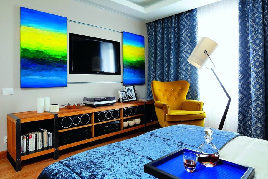 Телевизор и картины на одной стене