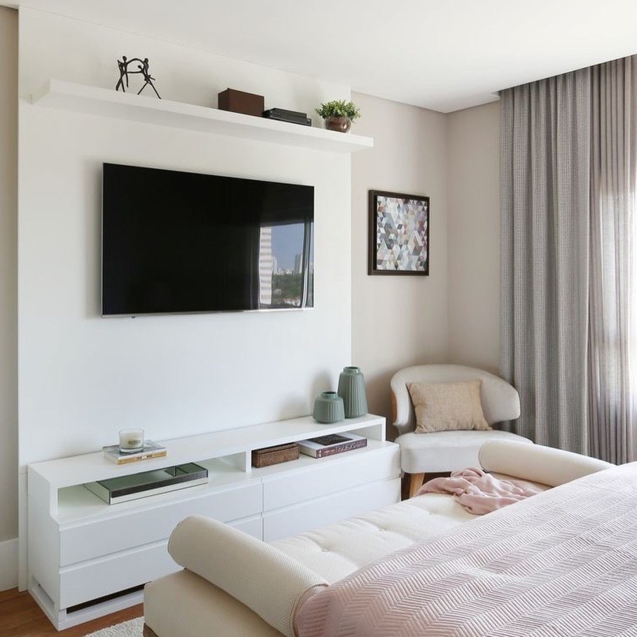 Спальня с большим телевизором