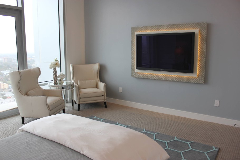 Телевизор в спальне на стене