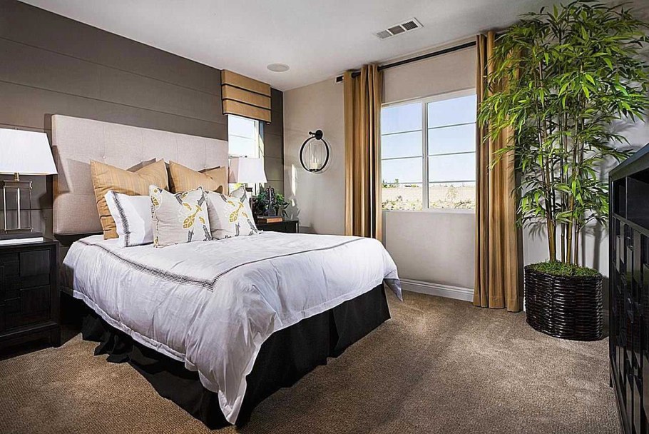 Цветы в спальне