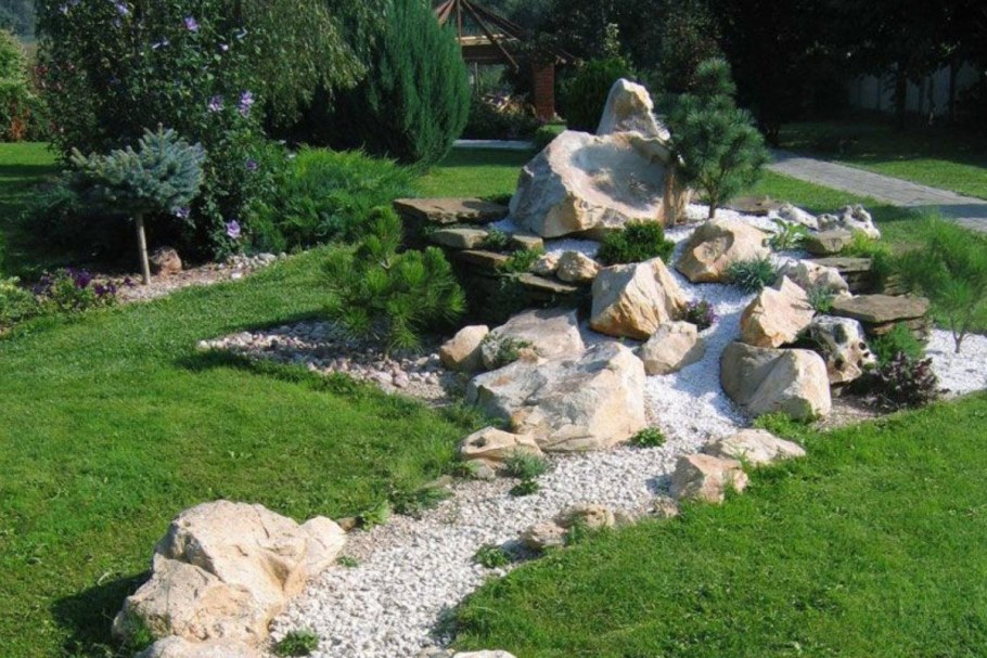 Альпийская горка с сухим ручьем и хвойниками