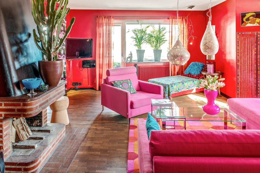Малиновый диван в интерьере