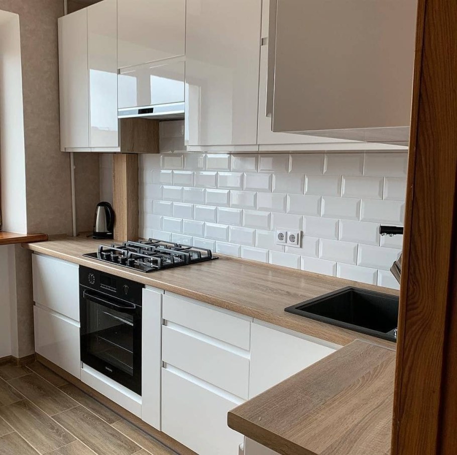 Кухня с деревянной столешницей