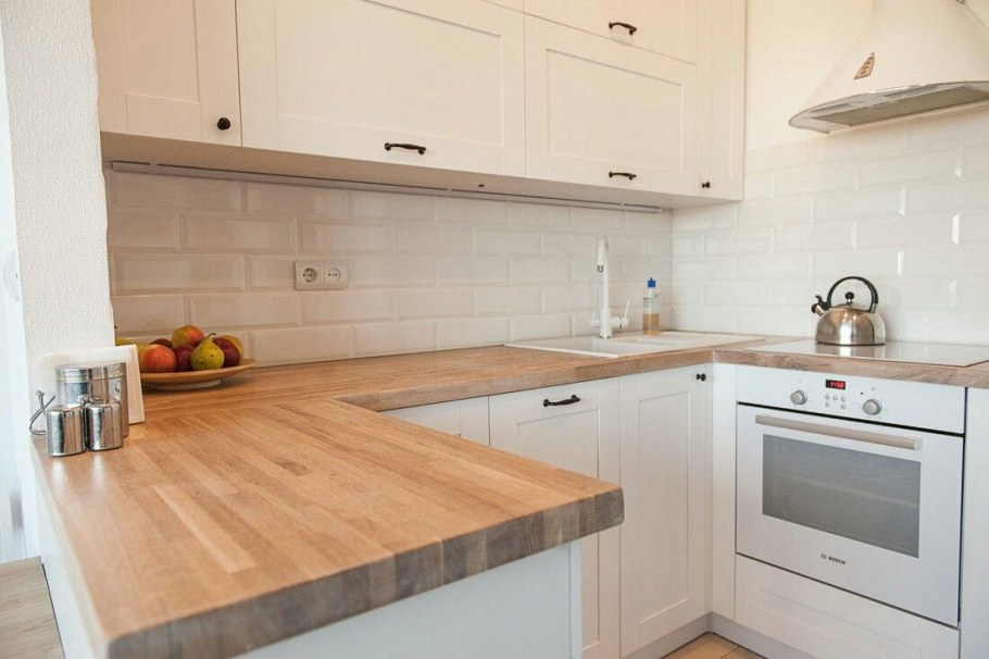 Кухня с деревянной столешницей