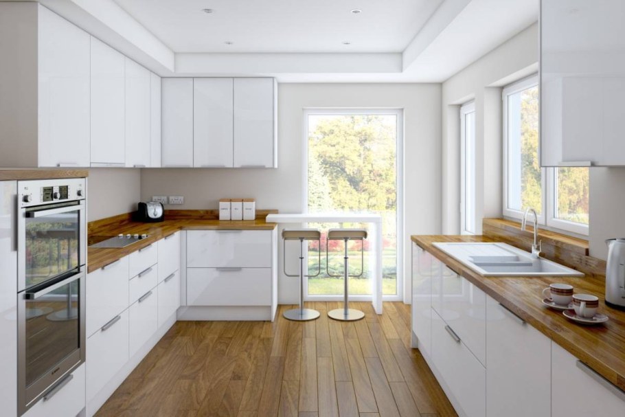 Белая кухня с деревянной столешницей