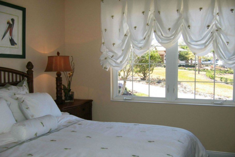 Короткие шторы в спальню