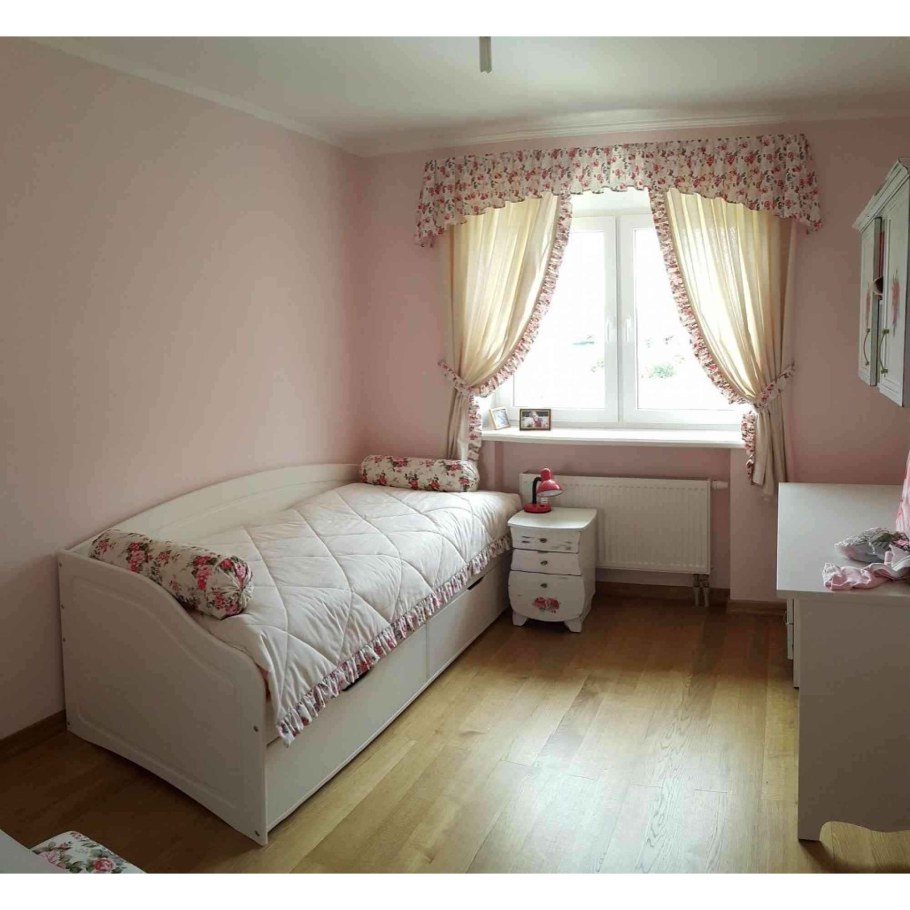 Короткие шторы в спальню