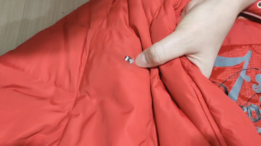 Дырка на куртке