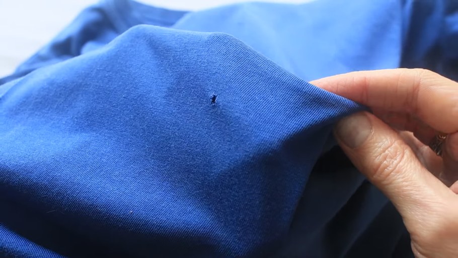 Креативная дырка на рубашке