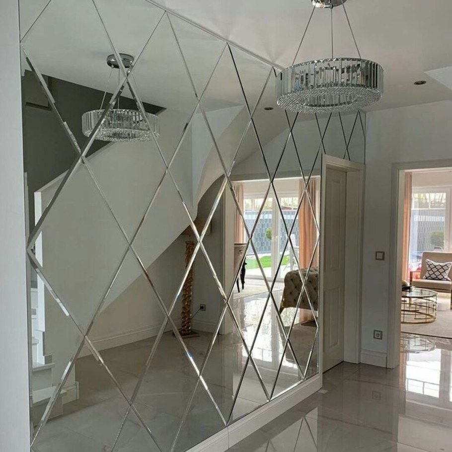 Зеркальная плитка в интерьере гостиной