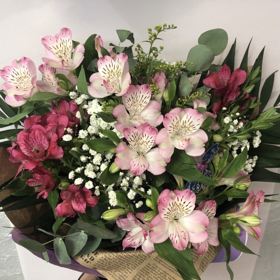 Цветы в букете альстромерия