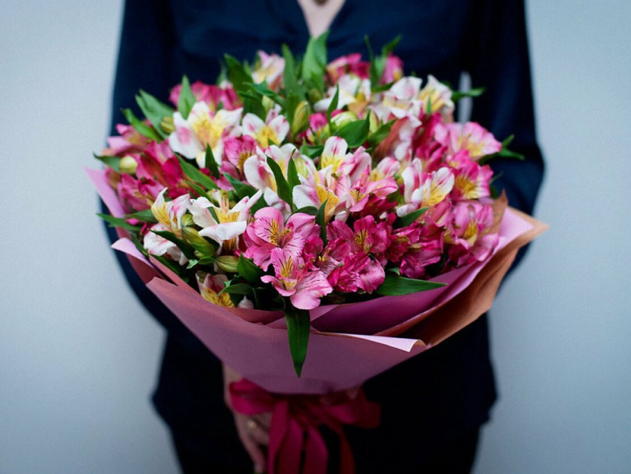 Цветы астельмерия в букете