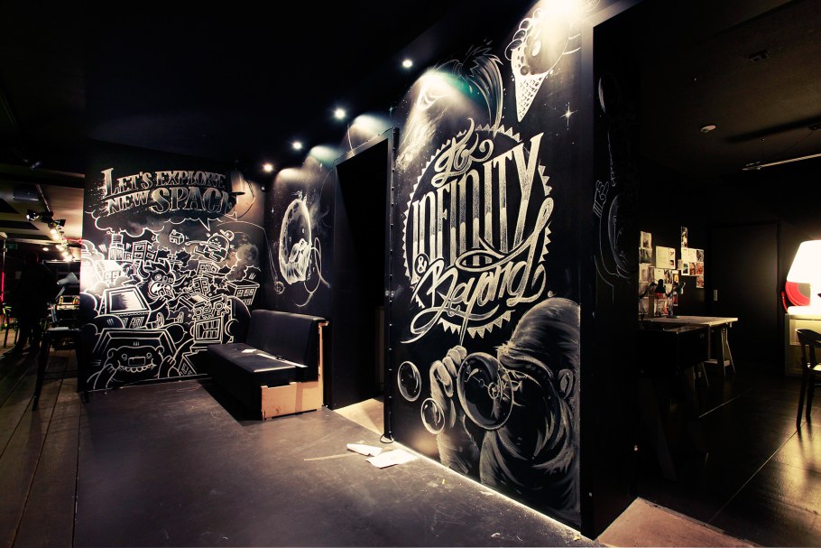 Расписанные стены в баре