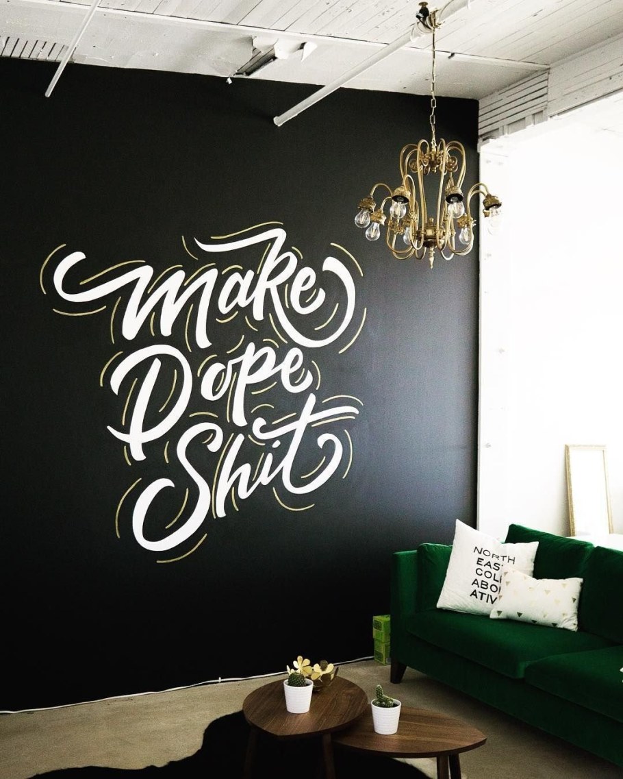 Дизайнерские надписи на стене