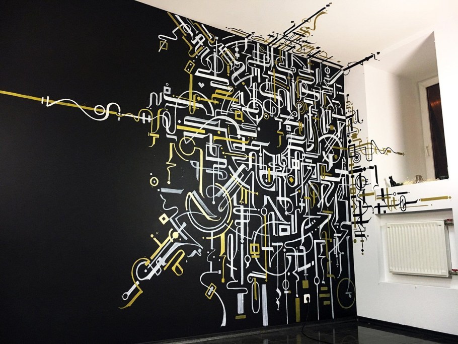 Каллиграфия на стене в интерьере