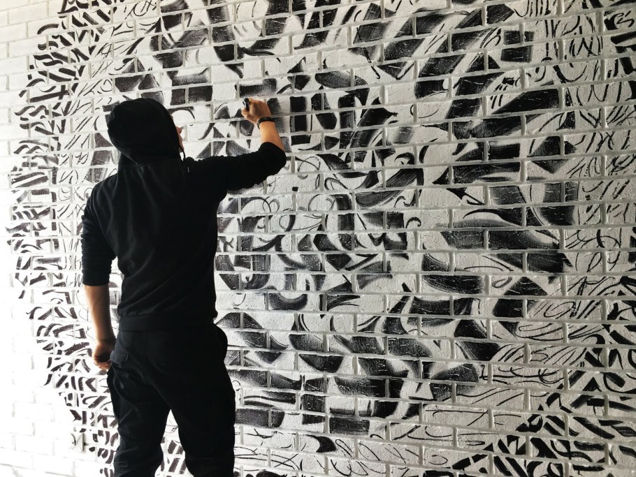 Каллиграфия на стене в интерьере