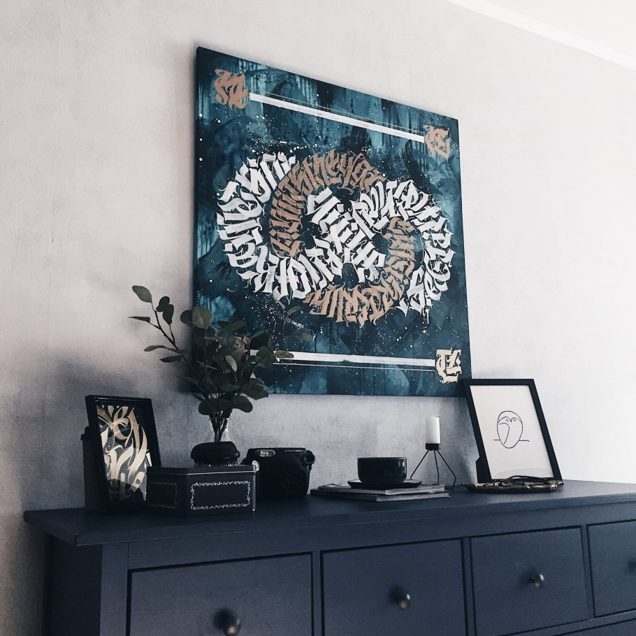 Каллиграфия на стене